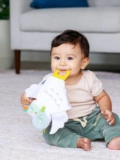 Coﬀret Naissance Avec Doudou Luminescent Dans Le Noir - INFANTINO Blanc - Infantino -Hape Boutique coﬀret naissance avec doudou luminescent dans le noir infantino 3