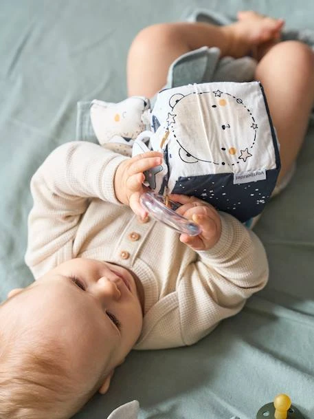 Cube D'activités à Suspendre CÉLESTE Bleu - Vertbaudet 2 Cube D'activités à Suspendre CÉLESTE Bleu - Vertbaudet – Image 2