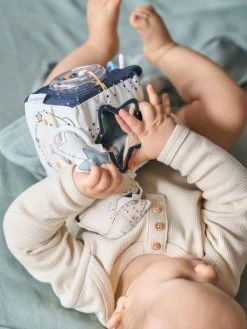 Cube D'activités à Suspendre CÉLESTE Bleu - Vertbaudet 9 Cube D'activités à Suspendre CÉLESTE Bleu - Vertbaudet -Hape Boutique cube dactivites a suspendre celeste 3