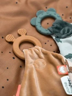 Doudou Plat Attache Sucette - DONE BY DEER Moutarde - Done By Deer -Hape Boutique doudou plat attache sucette done by deer 2