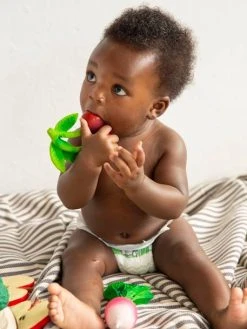 Jouet De Dentition Mery La Cerise - OLI & CAROL Rouge - Oli Et Carol -Hape Boutique jouet de dentition mery la cerise oli carol 4