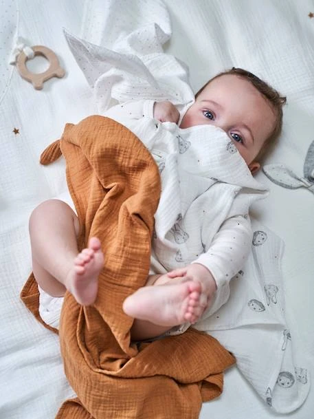 Lot De 3 Langes MINI COMPAGNIE En Gaze De Coton Bio* 2 écrus Imprimés + 1 Uni Caram - Vertbaudet 6 Lot De 3 Langes MINI COMPAGNIE En Gaze De Coton Bio* 2 écrus Imprimés + 1 Uni Caram - Vertbaudet – Image 6