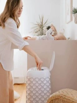 Poubelle à Couches Dress Up ANGELCARE Blanc - Angelcare -Hape Boutique poubelle a couches dress up angelcare 2